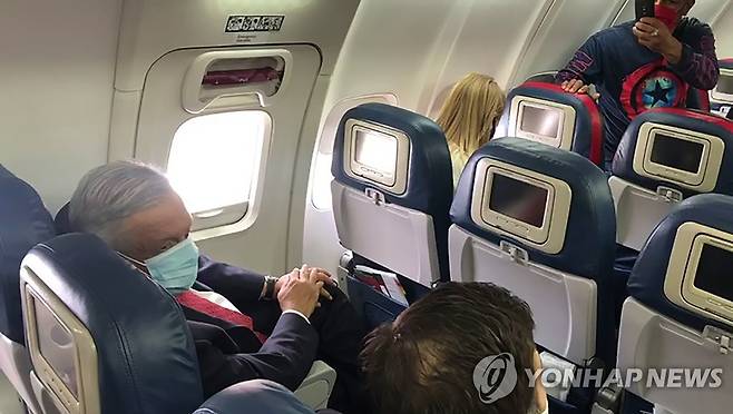 미국행 여객기 안에서 마스크 쓴 멕시코 대통령 [AGENCIA REFORMA/AFP=연합뉴스] 재판매 및 DB 금지. 7월 27일까지만 사용 가능.