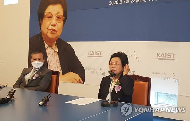 이수영 회장, KAIST에 676억원 기부 (대전=연합뉴스) 박주영 기자 = 이수영(오른쪽. 83) 광원산업 회장은 23일 KAIST 대전 본원에서 발전기금 기부 약정식을 갖고 676억원의 부동산을 출연해 '이수영 과학교육재단'을 설립하겠다고 밝혔다. jyoung@yna.co.kr
