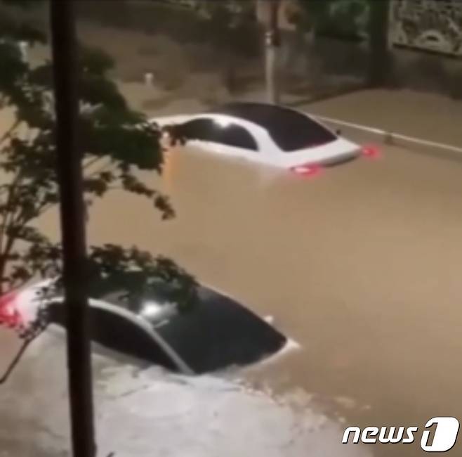 23일 오후 부산의 한 도로에 폭우로 차량이 물에 잠겨 있다. (독자 제공) 2020.7.23/뉴스1 © News1 여주연 기자