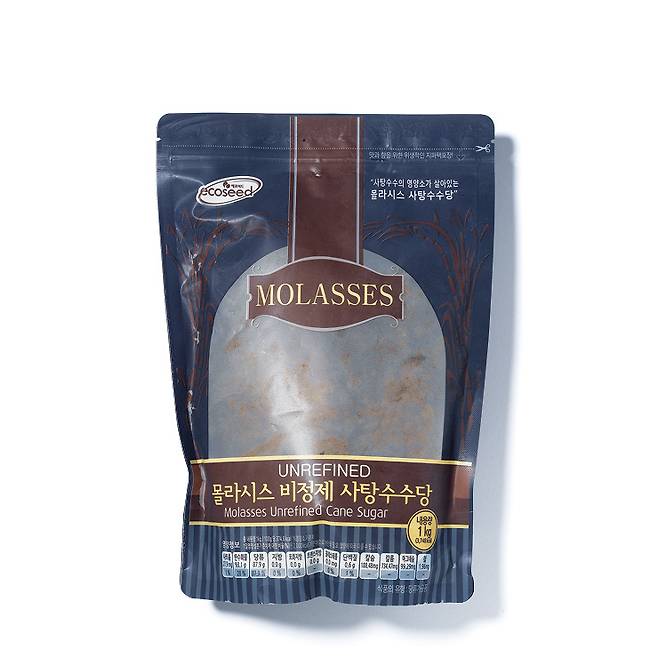 썬앤지 몰라시스. 국토의 80% 이상이 사탕수수 밭인 아프리카 모리셔스에서 제조한 당밀. 수분을 가득 머금은 가루 형태로 조리용보다 간식처럼 섭취했을 때 더 매력적이다.