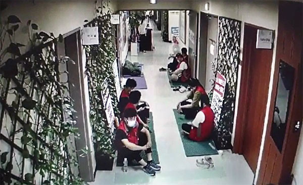 지난 20일 오전 민주노총 전국민주일반연맹 소속 노원구서비스공단 노조 조합원들이 노원구청 5층 복도에서 무기계약직 157명에 대한 일반직 전환과 고령친화직종에 대해 65세 정년 연장을 요구하며 점거 농성을 하고 있다. [사진 제공 = 노원구청]