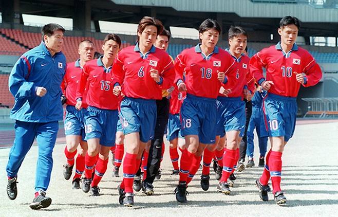 ▲ 황선홍(가운데, 18번)은 1998 프랑스월드컵에서 부상으로 마음껏 웃지 못했다. 유상철(왼쪽, 6번)과 최용수(오른쪽, 10번)와 같이 뛰는 꿈도 수포로 돌아갔다. ⓒ대한축구협회