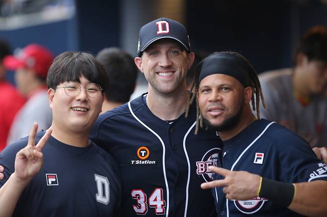 ▲ 왼쪽부터 최우진 통역, 조쉬 린드블럼, 호세 미구엘 페르난데스 ⓒ 두산 베어스