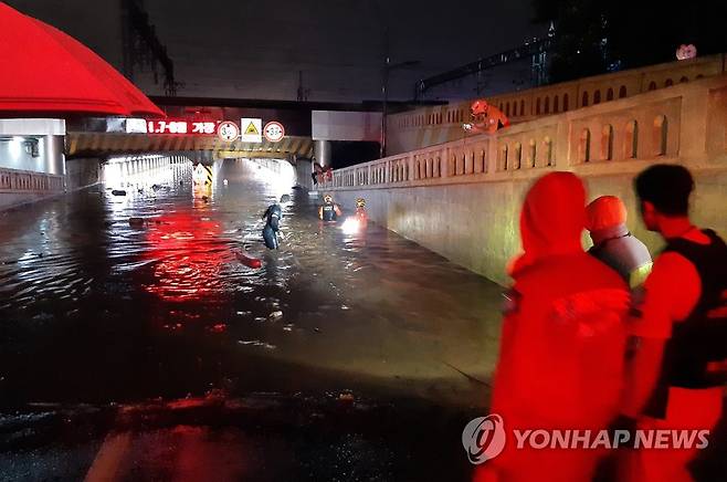 침수된 부산 지하차도 인명구조…1명 숨져 (부산=연합뉴스) 23일 많은 비가 내린 부산 동구 초량동 부산역 인근 제1지하차도에 출동한 소방대원들이 구조작업을 벌이고 있다. 이곳에 갇혔던 60대가 병원에 이송됐으나 숨졌다. 2020.7.24 [부산소방재난본부 제공·재판매 및 DB 금지] pitbull@yna.co.kr