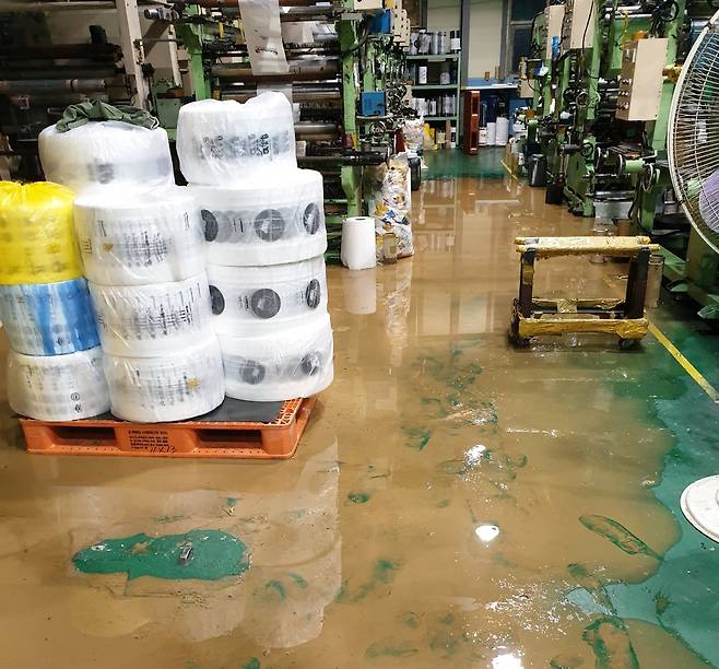 흙탕물 범벅인 부산 사하구 구평동 한 공장 내부 [독자 제공. 재판매 및 DB 금지]