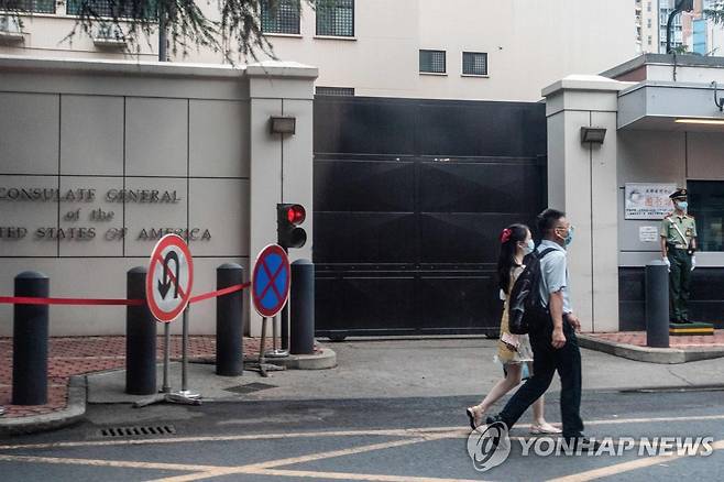 (청두 AFP=연합뉴스) 중국 쓰촨성 청두에 주재하는 미국 총영사관 앞으로 23일 행인들이 지나가고 있다