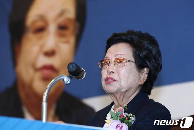 이수영 광원산업 회장이 23일 오후 대전 유성구 한국과학기술원(KAIST)에서 열린 발전기금 기부 약정식에서 인사말을 하고 있다. 이 회장은 676억 원 상당의 부동산을 출연해 ‘이수영 과학교육재단’ 을 설립하기로 했다.