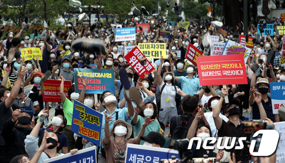 정부의 고강도 부동산 규제에 반발하는 시민들이 25일 저녁 서울 중구 예금보험공사 앞에서 열린 '부동산 규제정책 반대, 조세저항 촛불집회’에서 신발을 던지는 퍼포먼스를 하고 있다. /사진=뉴스1