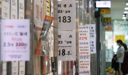 지난해 말만 하더라도 올해 집값이 떨어질 것으로 예상됐지만, 정부의 연이은 부동산 대책으로 전국적인 집값 상승세가 이어지고 있다. 사진은 서울 송파구 부동산중개업소 전경. 



<연합뉴스>