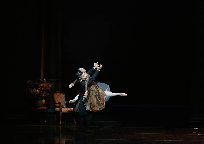 Kang Mi-sun and Lee Dong-tak, taking on the role of Tatiana and Onegin, respectively, dance a pas de deux in “Onegin.” (Kim Kyoung-jin/Universal Ballet)