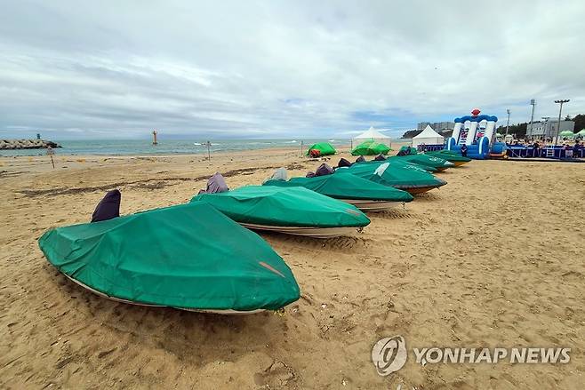 레저 보트도 오늘은 휴식 (속초=연합뉴스) 이종건 기자 =지난 23일부터 연사흘 쏟아진 폭우와 강한 바람으로 인한 높은 파도로 동해안 해수욕장의 수영이 금지된 26일 영업을 중단한 레저 보트들이 속초해수욕장 백사장에 세워져 있다. 2020.7.26 momo@yna.co.kr