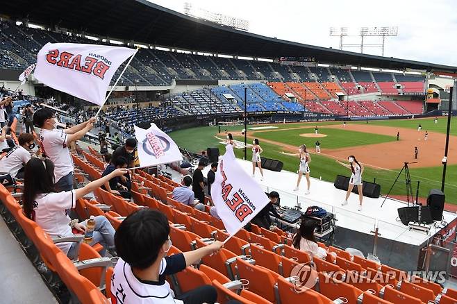 프로야구 이제는 관중과 함께…. (서울=연합뉴스) 윤동진 기자 = 26일 오후 잠실야구장을 찾은 시민들이 LG와 두산의 경기를 응원하고 있다. KBO는 정부의 프로스포츠 관중 입장 허용 발표에 맞춰 이날 경기부터 각 경기장 수용 가능 인원의 10% 이내만 관중을 받아들인다고 발표했다. 2020.7.26 mon@yna.co.kr