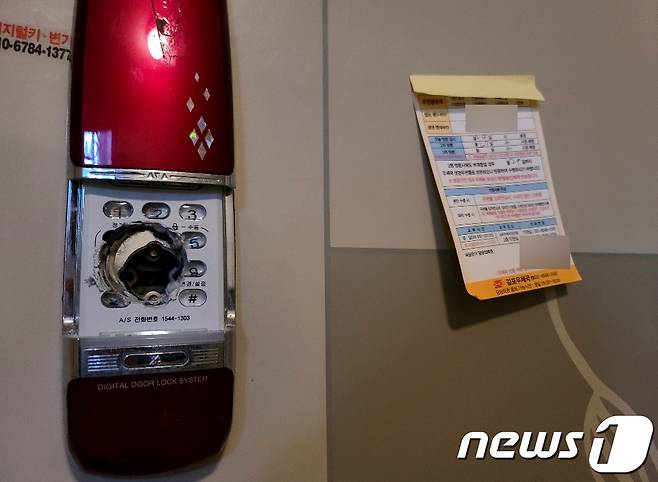 정부 당국이 북한이 신종코로나바이러스감염증(코로나19) 감염 통로로 지목한 재입북자로 최근 잠적한 20대 남성 탈북자를 특정하고 월북 경로 등을 조사중인 것으로 확인됐다. 문제의 남성은 2017년 귀순한 탈북민 김씨(만24세, 1996년생)로 알려졌다. 정부와 경찰 등 관계기관은 특히 이 남성이 현재 연락이 되지 않고 있는 가운데 최근 김포, 강화, 교동도 일대를 사전 답사한 정황을 포착, 사실상 월북한 것으로 잠정 결론낸 것으로 알려졌다. 사진은 27일 오전 김포시 양촌읍에 있는 김씨의 집. 2020.7.27/뉴스1 © News1 정진욱 기자