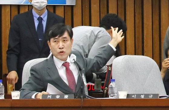 미래통합당 하태경 의원이 27일 국회에서 열린 정보위원회 박지원 국가정보위원장 후보자 인사청문회에서 질의하고 있다. [연합뉴스]
