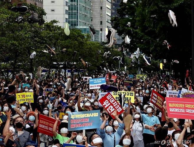 [서울=뉴시스]김병문 기자 = 25일 오후 서울 중구 예금보험공사 앞에서 열린 '소급적용 남발하는 부동산 규제 정책 반대, 전국민 조세 저항운동 촛불집회' 참석자들이 문재인 대통령 글자가 적힌 의자에 신발을 던지는 퍼포먼스를 하고 있다. 2020.07.25.   dadazon@newsis.com