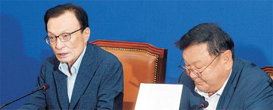 이해찬(왼쪽) 더불어민주당 대표가 27일 오전 국회에서 열린 최고위원회의에서 모두 발언을 하고 있다. 오른쪽은 김태년 원내대표.  김선규 기자