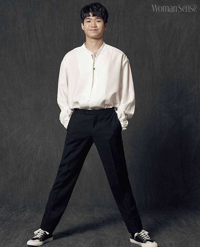 블라우스 Dear mine, 팬츠 맵시옴므, 스니커즈 스타일리스트 소장품.