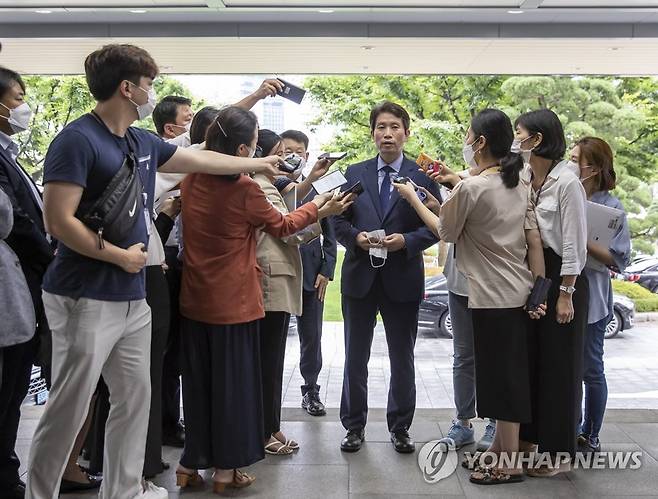 질문에 답하는 이인영 신임 통일부 장관 (서울=연합뉴스) 윤동진 기자 = 이인영 신임 통일부 장관이 27일 오후 정부서울청사로 출근하며 취재진 질문에 답하고 있다. mon@yna.co.kr