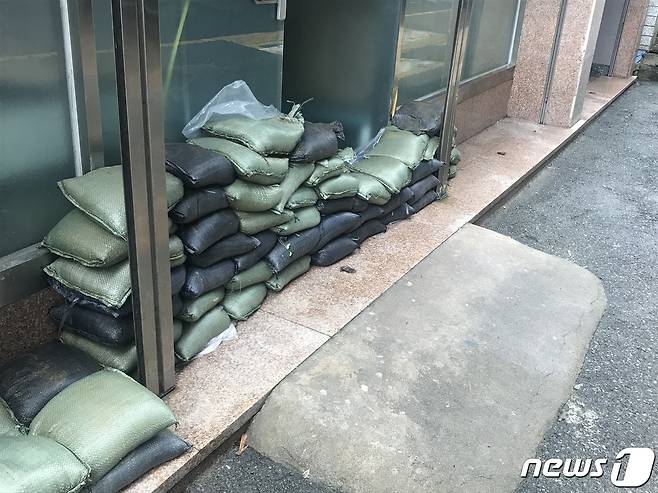 부산 동천 침수피해 지역 주민이 폭우에 대비해 집 앞에 모래주머니를 쌓아 놓았다.2020.07.28/뉴스1 © 뉴스1 이유진 기자