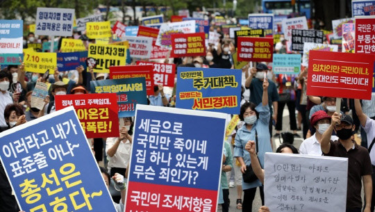 지난 25일 서울 중구 예금보험공사 앞에서 열린 '소급적용 남발하는 부동산 규제 정책 반대, 전국민 조세 저항운동 촛불집회' 참가자들이 구호를 외치고 있다.



연합뉴스