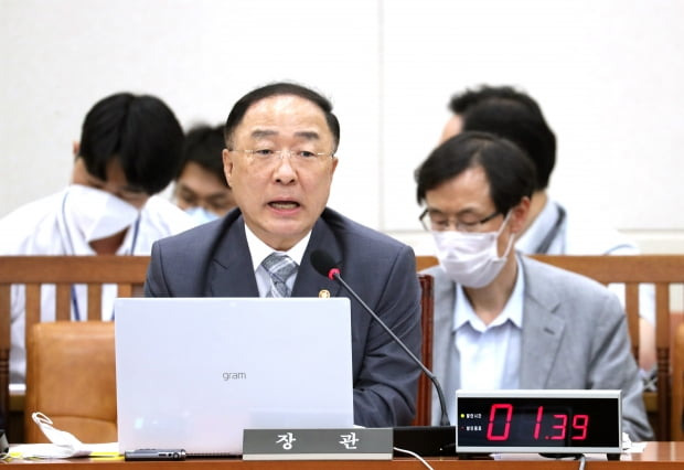 홍남기 경제부총리 겸 기획재정부 장관이 28일 서울 여의도 국회에서 열린 기획재정위원회 전체회의에서 의원질의에 답변하고 있다. 사진=연합뉴스