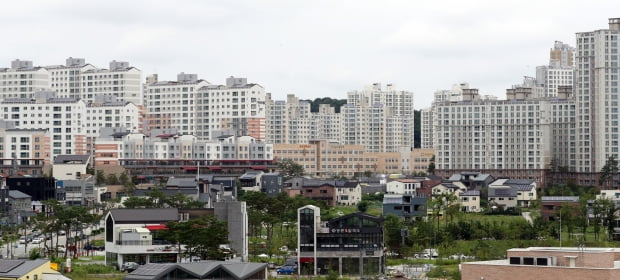 부동산 시장 안정화를 위해 조정대상지역 내 3억원 이상 주택을 증여받을 경우 취득세율을 현행 3.5%에서 최대 12%로 올리는 내용의 지방세법 개정안이 28일 국회 행정안전위원회를 통과했다. 사진=뉴스1