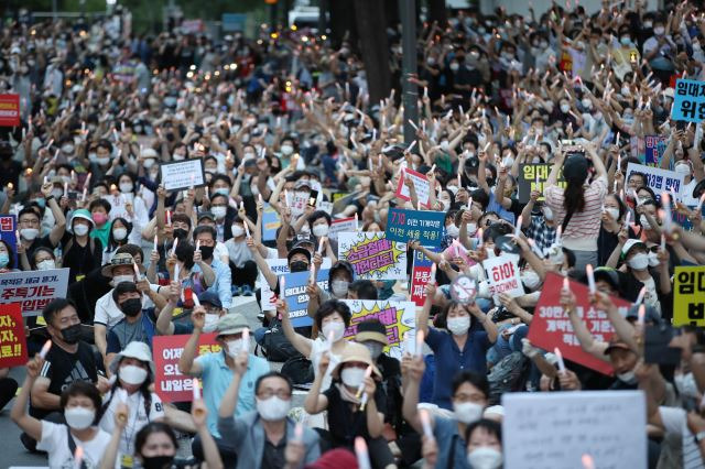 임대사업자들은 6·17 부동산대책에 반발하는 시민 모임과 함께 규제 소급적용 반대운동을 벌이고 있다. 임대차 3법이 통과될 경우 헌법소원도 제기할 예정이다. 사진은 25일 서울 중구 예금보험공사 앞에서 열린 '소급적용 남발하는 부동산 규제 정책 반대, 전국민 조세 저항운동 촛불집회' 집회 모습. 연합뉴스