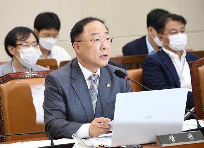 홍남기 부총리 겸 기획재정부 장관이 7월 28일 여의도 국회에서 열린 '제2차 기획재정위원회'에 참석, 의원질의에 답변히고 있다. [출처 기재부]