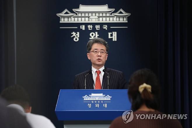 한미 미사일지침 개정 브리핑 (서울=연합뉴스) 김주성 기자 = 김현종 청와대 국가안보실 2차장이 28일 청와대에서 한미 미사일지침 개정에 따른 우주발사체 고체연료 사용제한 해제와 관련해 브리핑하고 있다. utzza@yna.co.kr