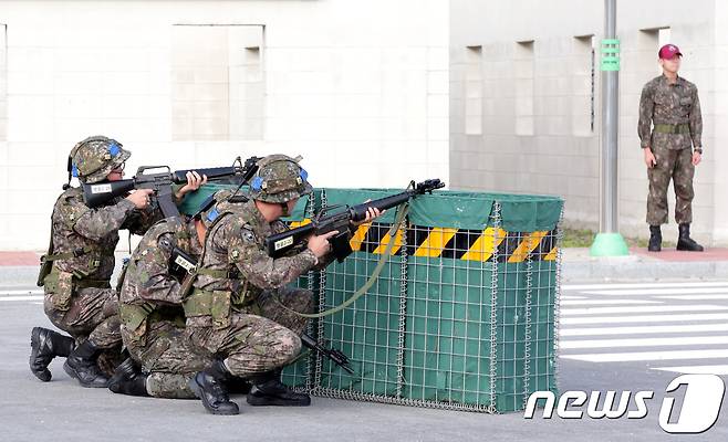 만종 예비군훈련장 시가지 훈련장에서 교전훈련장비를 착용한 예비군들이 교전훈련을 하고 있다. 2018.10.2/뉴스1 © News1 노정은 기자