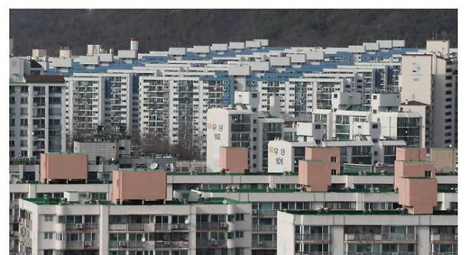 연이은 부동산 대책에도 집값이 빠르게 올라 서울에서 서민들이 살 수 있는 소형아파트가 감소하고 있는 것으로 나타났다. 서울 노원구 일대의 아파트 단지 모습. 연합뉴스