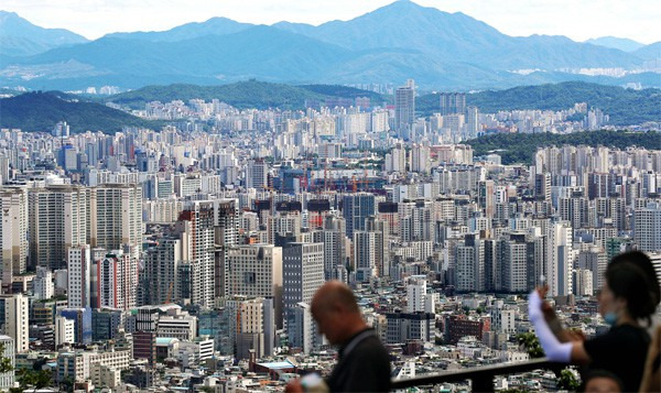 정부 부동산 규제의 역풍을 맞아 서민들이 살 수 있는 서울 변두리 저렴한 소형 아파트마저 자취를 감추고 있다. 사진은 청명한 시계를 보인 지난 26일 서울N타워 전망대에서 서울 외곽 아파트촌까지 시야에 들어온 전경. [김호영 기자]