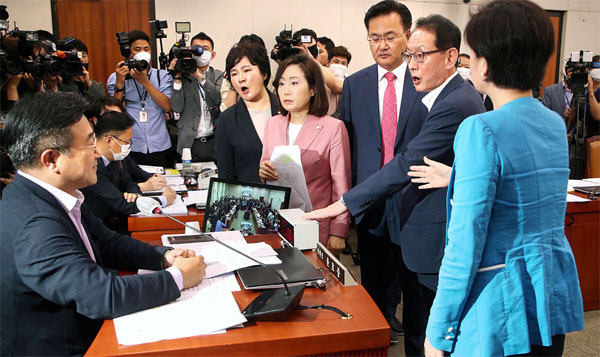 29일 국회 법사위에서 더불어민주당이 임대차법 통과를 강행한 가운데 김도읍 간사(오른쪽 둘째)를 비롯한 미래통합당 소속 의원들이 윤호중 법사위원장(왼쪽) 단상 앞으로 몰려가 항의하고 있다.  [김호영 기자]