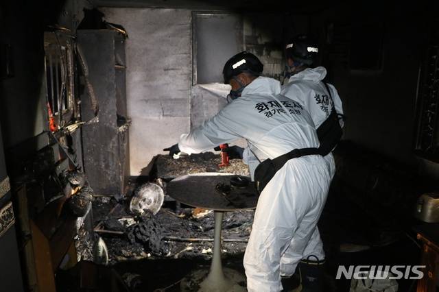 [수원=뉴시스] 경기도소방재난본부, 화재원인 조사. (사진=경기도 제공)