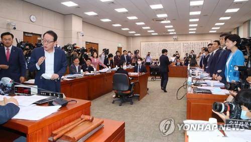 전월세상한제 등 통과된 국회 법제사법위원회 (서울=연합뉴스) 진성철 기자 = 29일 국회 법제사법위원회 전체회의에서 미래통합당 김도읍 간사 등 의원(왼쪽)들이 항의하는 가운데 더불어민주당 백혜련 간사 등 의원(오른쪽)들이 주택임대차보호법 개정안 등 부동산 관련 법안 상정에 찬성하며 기립하고 있다.  2020.7.29      zjin@yna.co.kr  (끝)