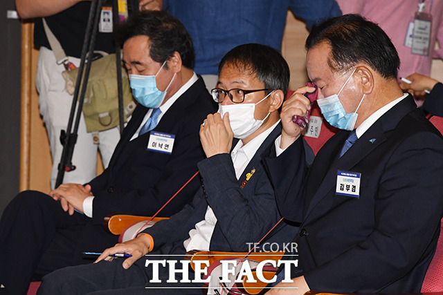 지난 24일 더불어민주당 최고위원 선출을 위한 예비경선대회에 참석해 후보들의 정견발표를 듣는 이낙연 의원과 박주민 의원, 김부겸 전 의원(왼쪽부터). /배정한 기자