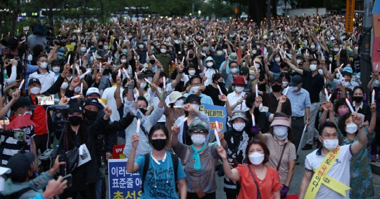 정부의 부동산 정책을 규탄하는 '소급적용 남발하는 부동산 규제 정책 반대, 전국민 조세 저항운동 촛불집회' 참가자들이 촛불을 들고 행진하고 있다. <연합뉴스>