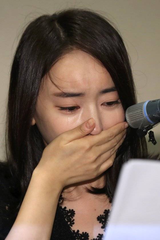 골프장 갑질 논란에 휩싸인 배우 박수인 측의 하유준 변호사가 30일 서울 여의도 63컨벤션센터에서 열린 기자회견에 발언하고 있다. 뉴시스