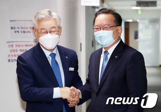 김부겸 더불어민주당 당대표 후보(오른쪽)가 27일 오전 경기도 수원시 팔달구 경기도청에서 이재명 경기도지사와 인사를 나누고 있다. 2020.7.27/뉴스1