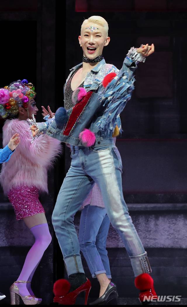 [서울=뉴시스] 이윤청 기자 = 8일 서울 강남구 LG아트센터에서 열린 뮤지컬 제이미 프레스콜에서 조권과 배우들이 열연하고 있다. 뮤지컬 제이미는 9월 11일까지 LG아트센터에서 공연된다. 2020.07.08. radiohead@newsis.com