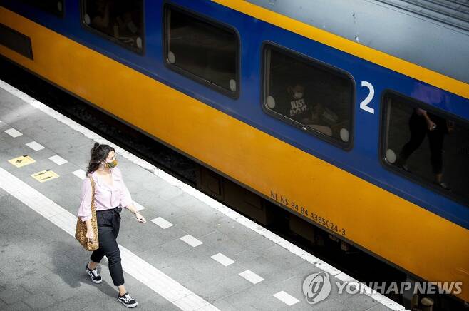 지난 23일(현지시간) 네덜란드의 한 역에서 한 여성이 마스크를 쓰고 있다. [EPA=연합뉴스 자료사진]