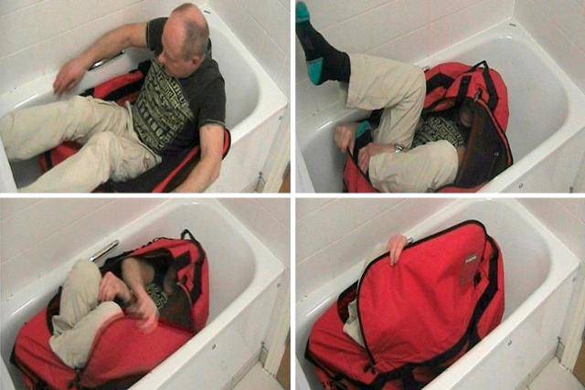 영국 경찰이 공개한 영상 중 한 요가 전문가가 개러스 윌리엄스의 시신이 발견된 것과 동일한 스포츠가방에 스스로 들어가 가방을 닫고 있는 모습. 런던경찰청 제공