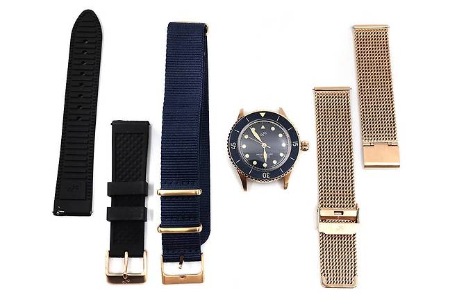 직물과 실리콘, 금속 재질의 스트랩을 각각 제공해 취향에 따라 쓰도록 했다.