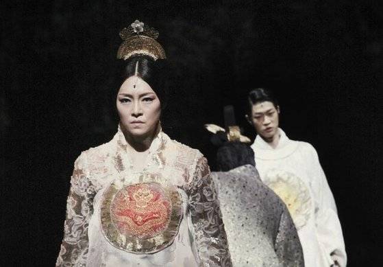 창작가무극 '잃어버린 얼굴 1895' 2015년 공연 장면. [사진 서울예술단]