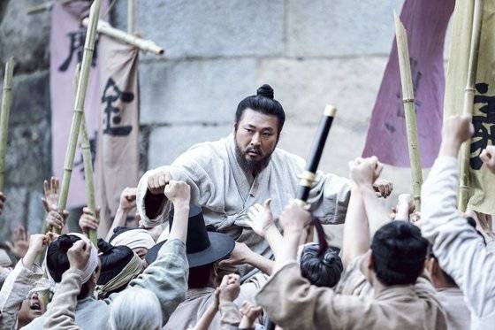 동학농민혁명을 소재로 한 SBS 드라마 '녹두꽃'의 한 장면. 녹두장군 전봉준(최무성)을 비롯한 구한말 다양한 인간군상들의 욕망과 심리가 잘 그려진 작품이다. [SBS]