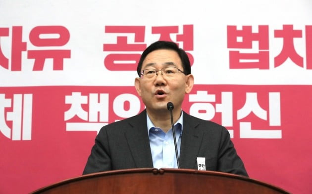 주호영 미래통합당 원내대표는 31일 자신이 소유한 부동산 가격이 올라 23억원의 시세 차익을 남겼다는 주장이 제기되는 것에 대해 "그 집은 앞으로도 수년간 팔 수 없는 집"이라며 "자기들 정권에서 부동산 가격이 폭등한 책임을 찌질하게 저에게 돌린다"고 주장했다. [사진=연합뉴스]