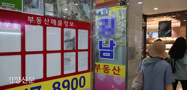 계약갱신청구권 도입 등을 골자로 한 새 주택임대차보호법이 시행된 31일 서울 송파구의 한 공인중개사무소의 ‘매물정보’란이 많이 비어 있다. 김기남 기자