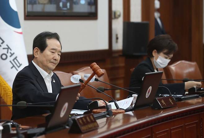 정세균 국무총리가 31일 서울 종로구 정부서울청사에서 열린 임시 국무회의를 주재하고 있다. 사진 오른쪽은 김현미 국토교통부 장관 /사진=뉴시스 김명원 기자