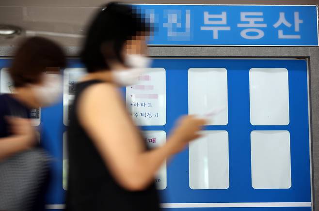서울 송파구의 한 상가 부동산중개업소의 매물 정보란이 비어있다. [연합뉴스]