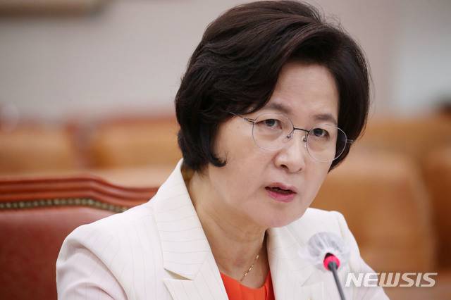 [서울=뉴시스] 김진아 기자 = 추미애 법무부 장관이 29일 서울 여의도 국회에서 열린 법제사법위원회 전체회의에서 의원의 질의에 답하고 있다. 2020.07.29.  bluesoda@newsis.com